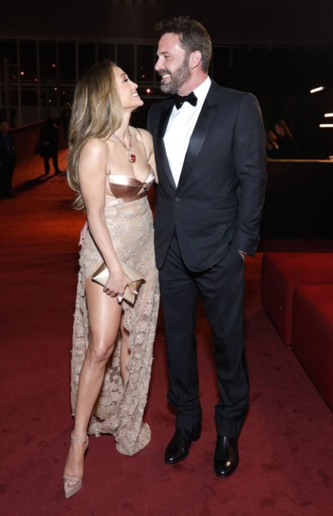 Ben Affleck En Jennifer Lopez Delen Een Sweet Red Carpet Moment Op