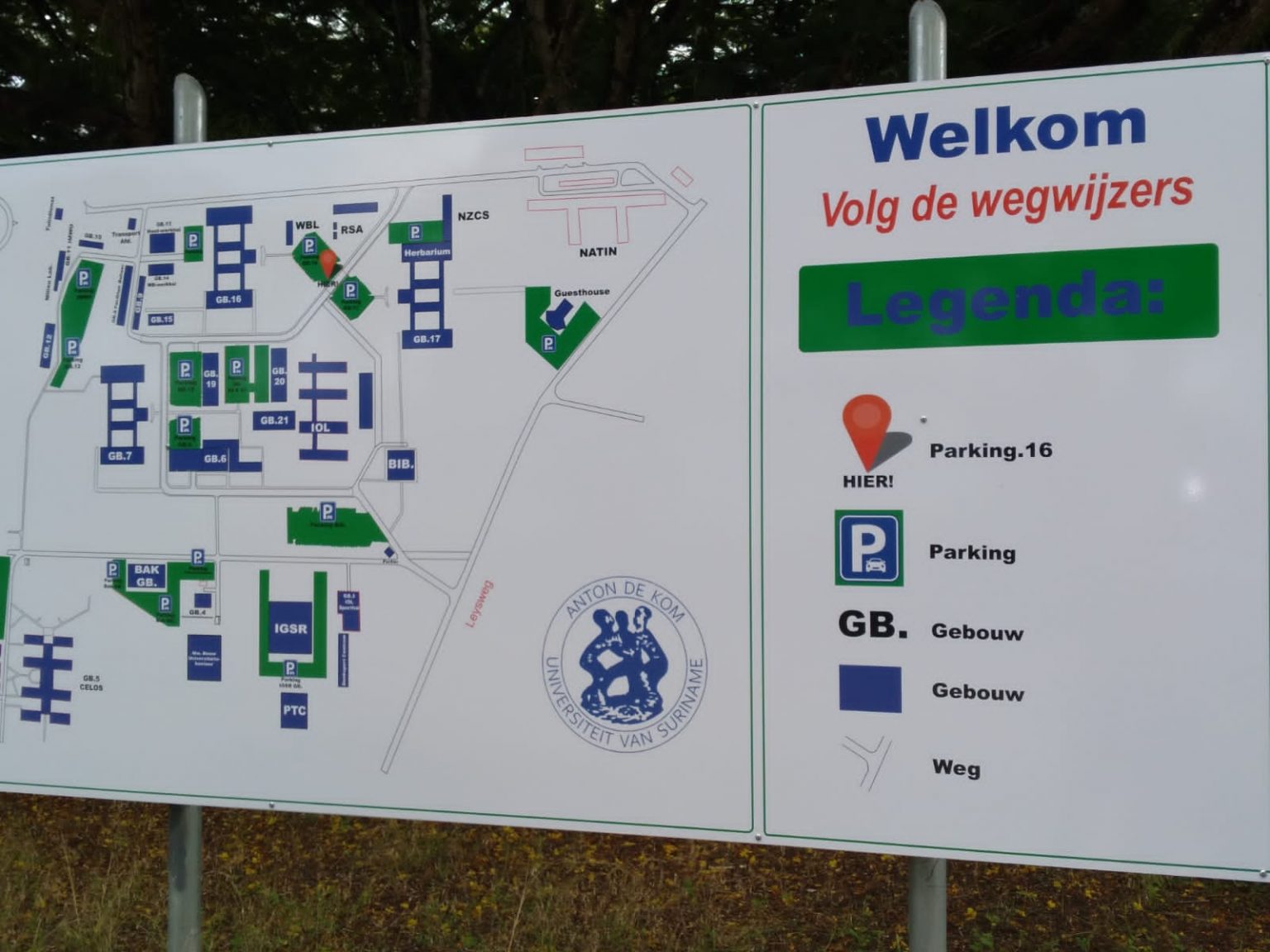 Complex Van Anton De Kom Universiteit Voorzien Van Wegwijzers – Dagblad ...