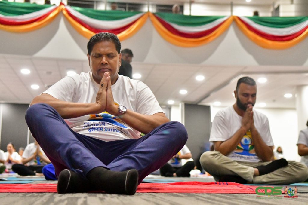 President Santokhi En Kabinetsleden Nemen Deel Aan Yoga Sessie Indiase Ambassade Dagblad Suriname