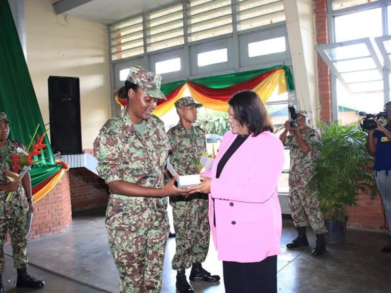 13 Militairen Ronden Opleiding Surinaamse Militaire School Succesvol Af ...