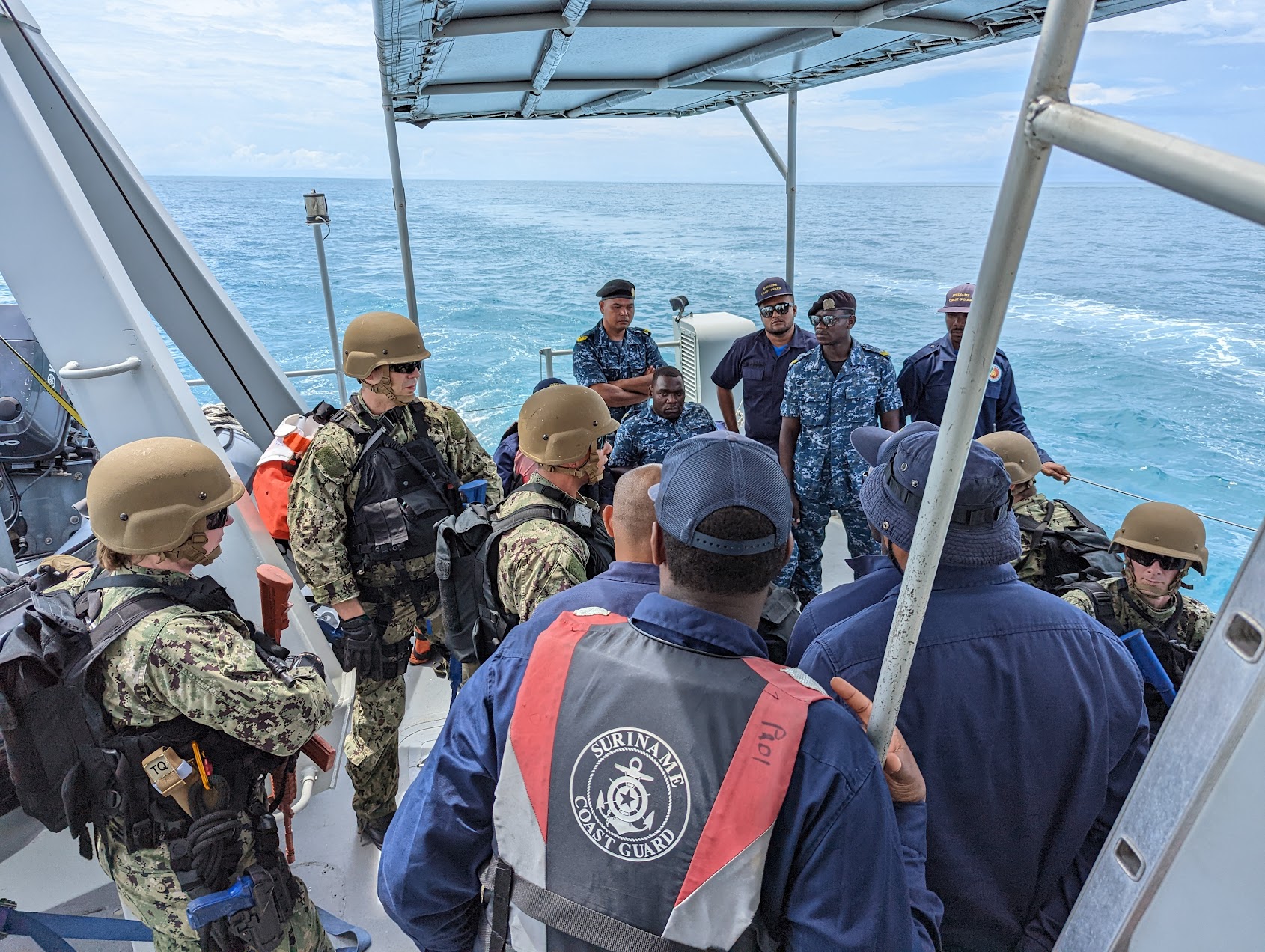 Amerikaanse Zeestrijdkrachten En Surinaamse Kustwacht Oefenen Samen ...