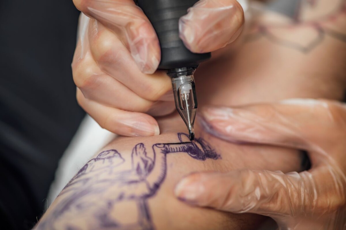 Министерство здравоохранения предупреждает о повышенном риске рака из-за татуировок — Dagblad Suriname